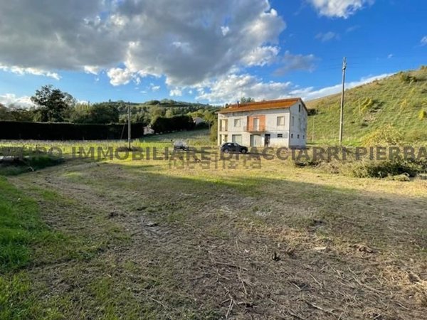 casa indipendente in vendita a Carassai