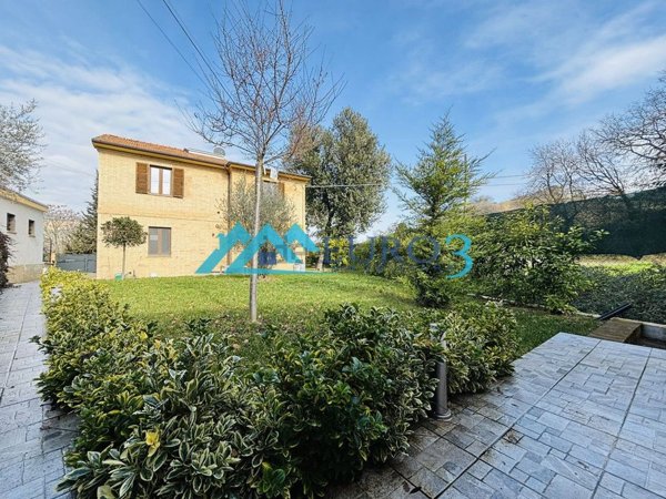casa indipendente in vendita a Carassai
