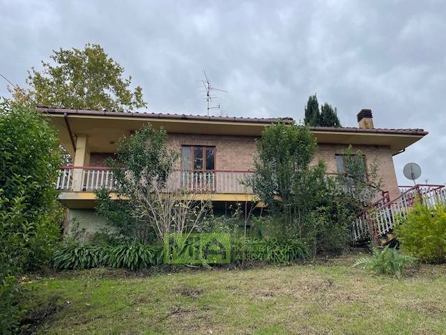 casa indipendente in vendita a Carassai