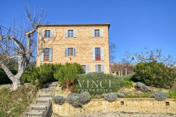 casa indipendente in vendita a Carassai