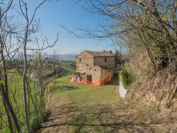 casa indipendente in vendita a Carassai