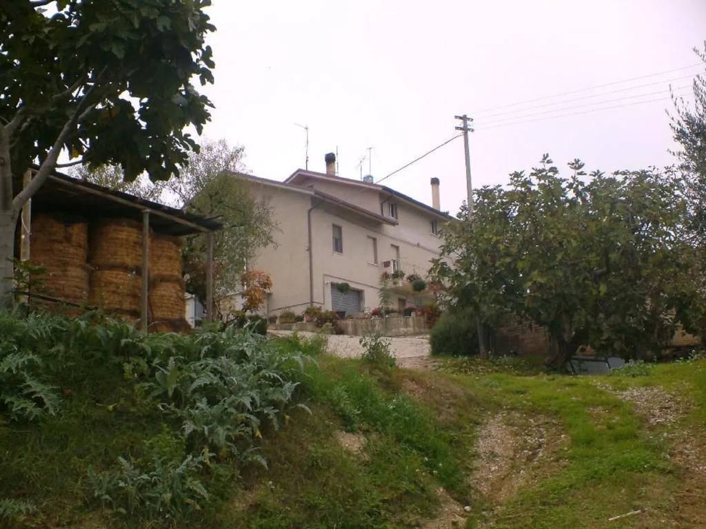 casa indipendente in vendita a Carassai