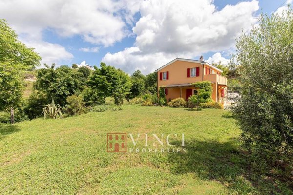 casa indipendente in vendita a Carassai