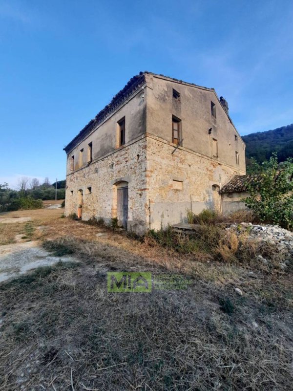 casa indipendente in vendita a Carassai