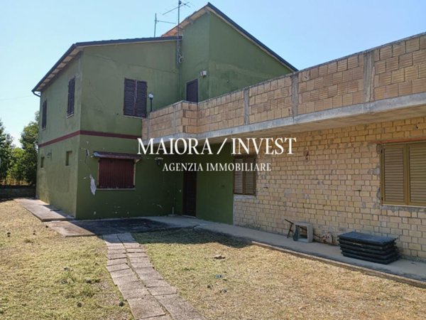 casa indipendente in vendita a Carassai