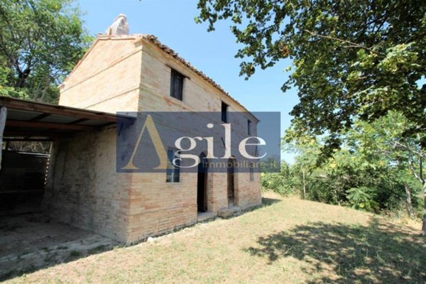 casale in vendita a Carassai