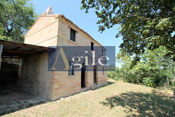 casale in vendita a Carassai