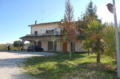 casa indipendente in vendita a Carassai
