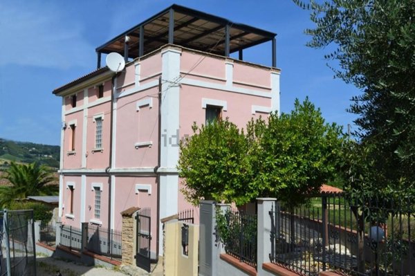 casa indipendente in vendita a Carassai