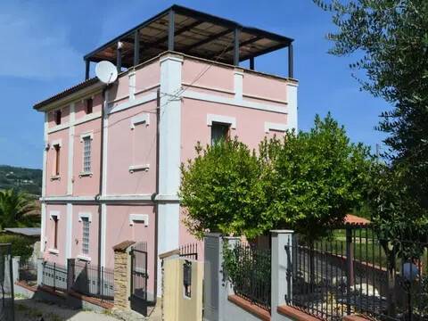 casa indipendente in vendita a Carassai in zona Rocca di Monte Varmine