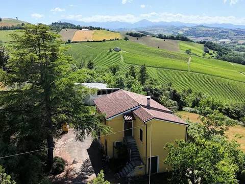 casa indipendente in vendita a Carassai