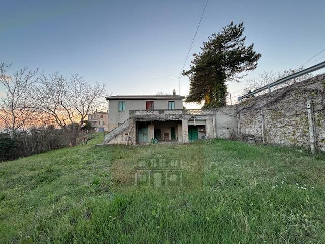 casa indipendente in vendita a Carassai