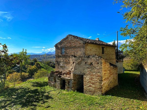 pentavano in vendita a Carassai