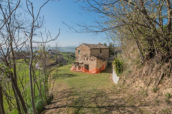 casale in vendita a Carassai