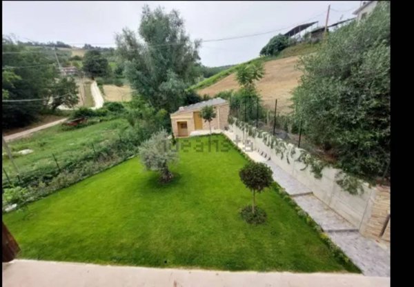 casa indipendente in vendita a Carassai