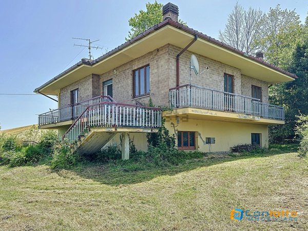 casa indipendente in vendita a Carassai