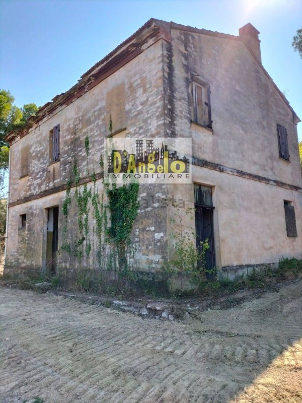 casale in vendita a Carassai