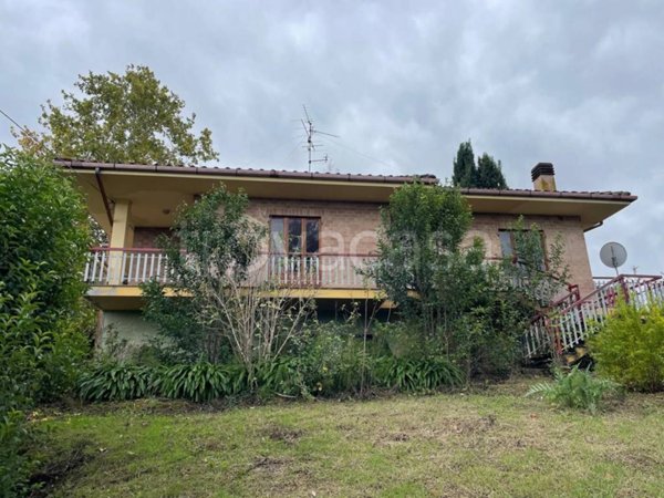 casa indipendente in vendita a Carassai