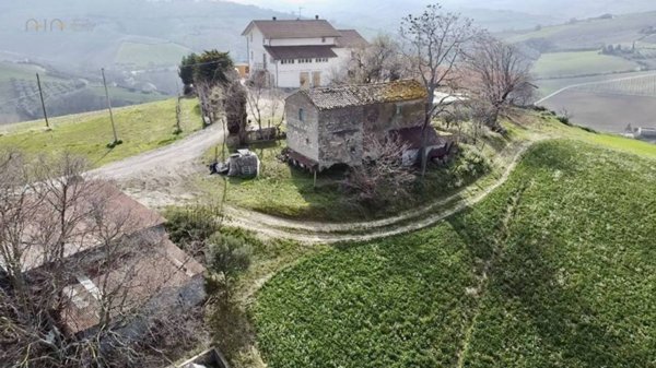 casa indipendente in vendita a Carassai