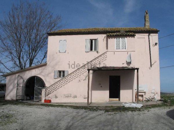 casa indipendente in vendita a Carassai
