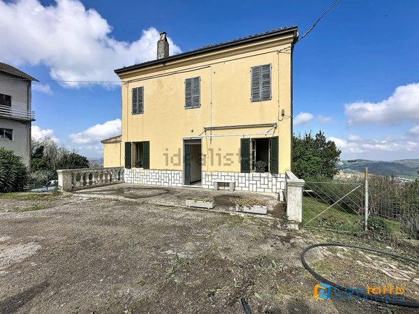 casa indipendente in vendita a Carassai