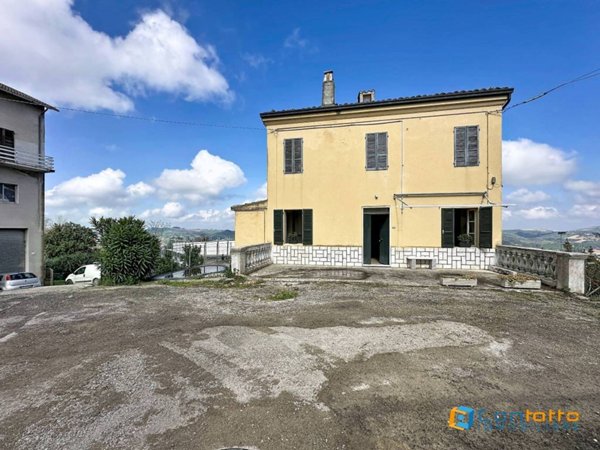 casa indipendente in vendita a Carassai