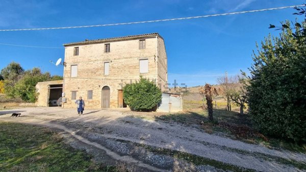 casa indipendente in vendita a Carassai