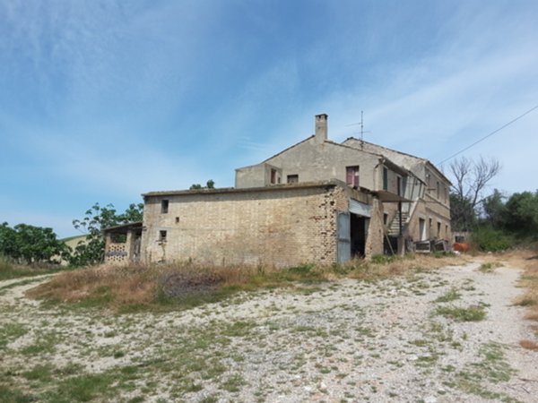 casa indipendente in vendita a Carassai