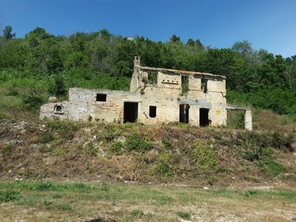 casale in vendita a Carassai