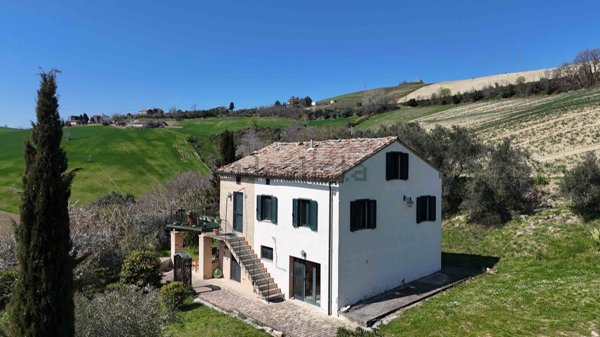 casa indipendente in vendita a Carassai