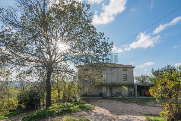 casa indipendente in vendita a Carassai