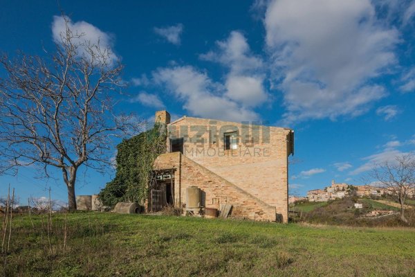 casa indipendente in vendita a Carassai