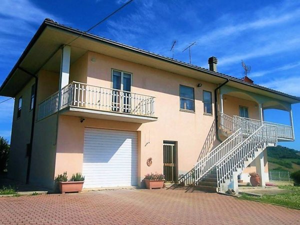casa indipendente in vendita a Carassai