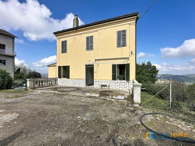 casa indipendente in vendita a Carassai