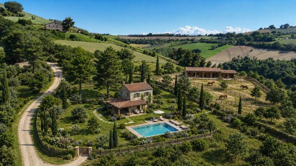 casa indipendente in vendita a Carassai in zona Rocca di Monte Varmine