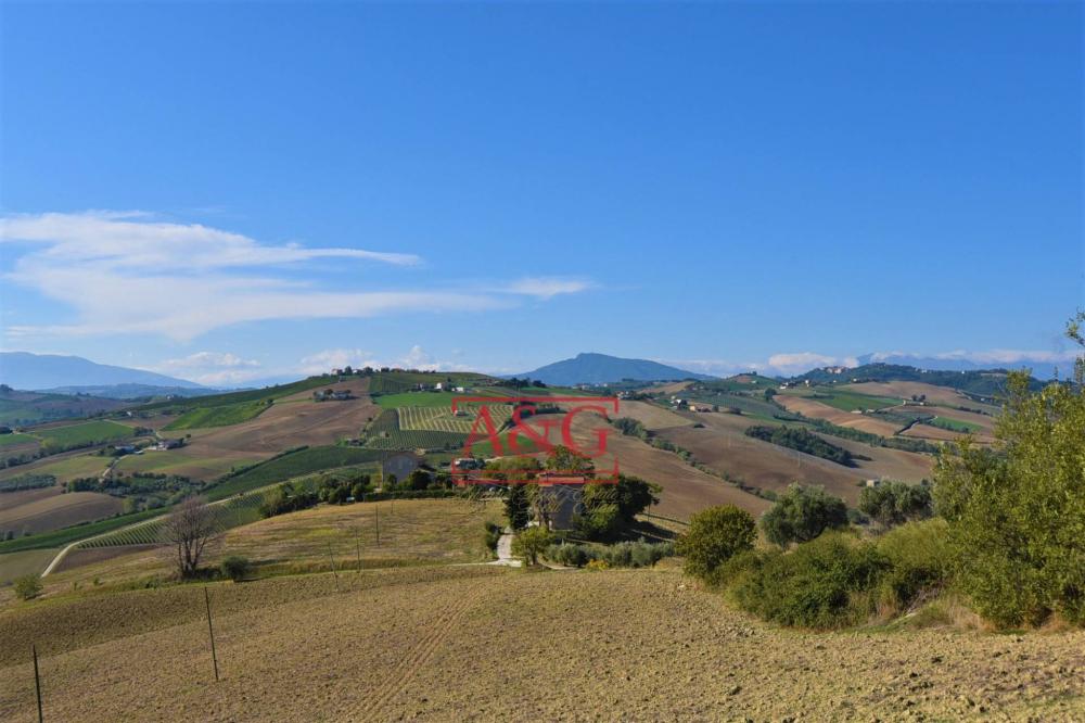 terreno agricolo in vendita a Carassai in zona Rocca di Monte Varmine
