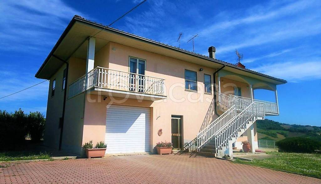 casa indipendente in vendita a Carassai