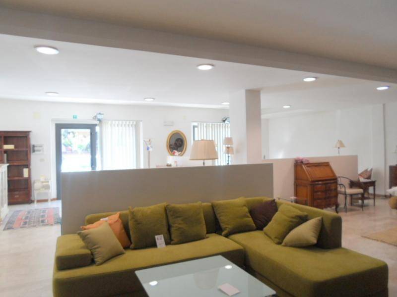 negozio in vendita a Castel di Lama in zona Piattoni/Villa Sant'Antonio