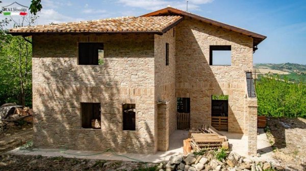 casa indipendente in vendita a Castignano
