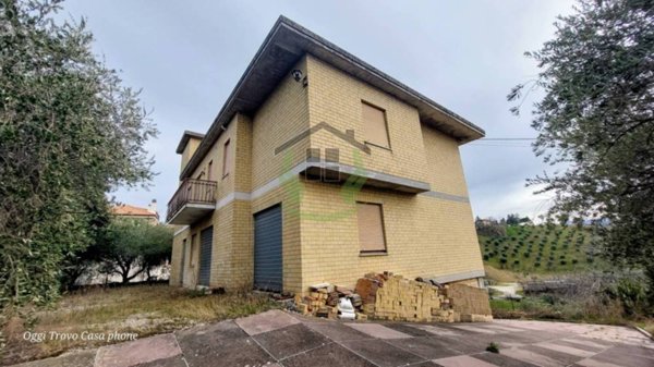 casa indipendente in vendita a Castignano