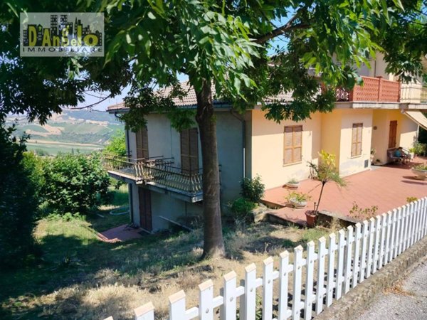 casa indipendente in vendita a Castignano