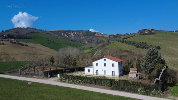 casa indipendente in vendita a Castignano