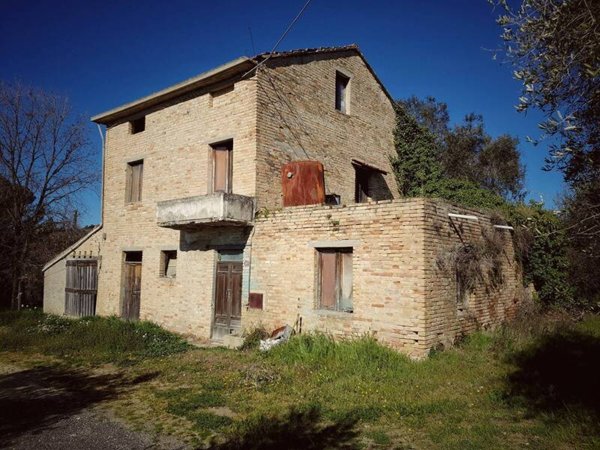 pentavano in vendita a Castorano