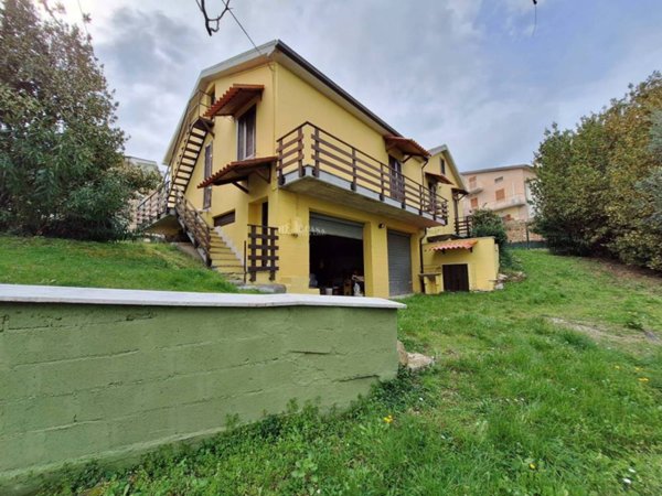 casa indipendente in vendita a Castorano