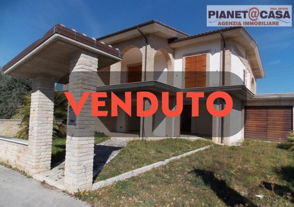 casa indipendente in vendita a Castorano