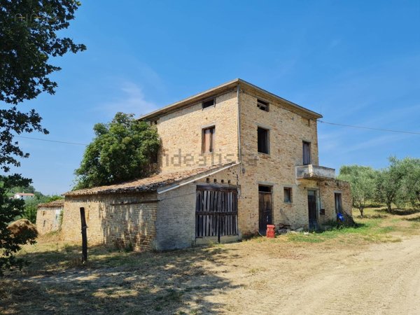 casale in vendita a Castorano
