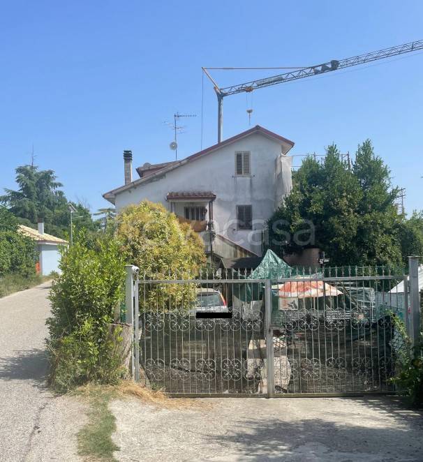 casa indipendente in vendita a Castorano in zona Pescolla