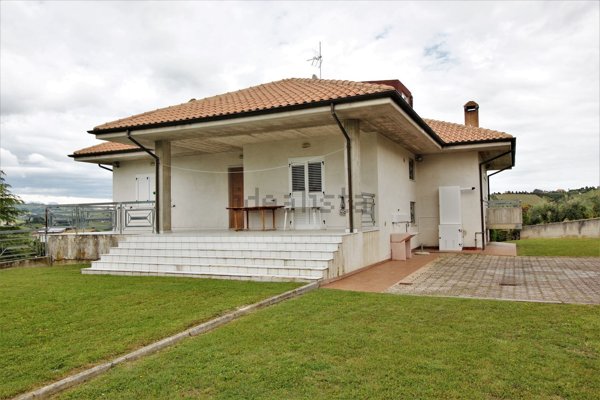 casa indipendente in vendita a Castorano