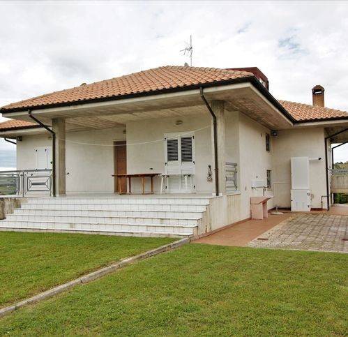 casa indipendente in vendita a Castorano