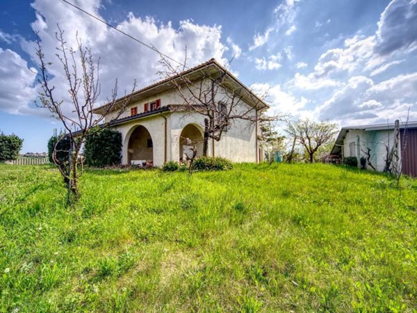 casa indipendente in vendita a Castorano